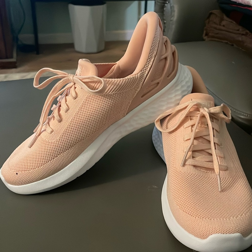 BRAND NEW Women Kizik HANDS FREE slip on shoes